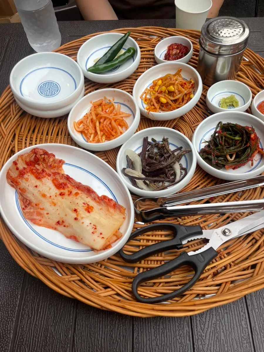 테이블에 차려진 급냉 삼겹살과 밑반찬