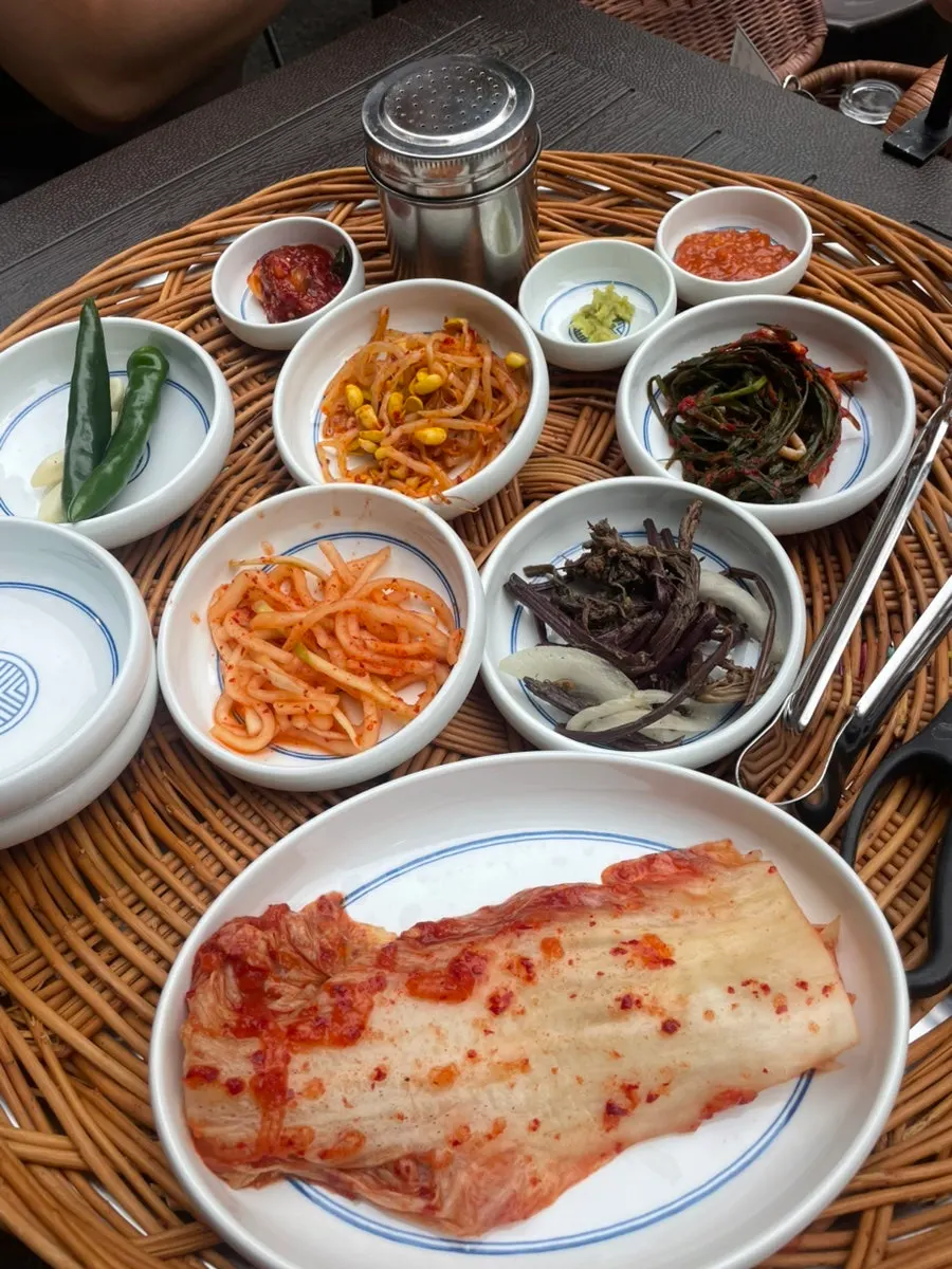 피크닉 바구니와 기본 반찬이 놓인 야장 테이블