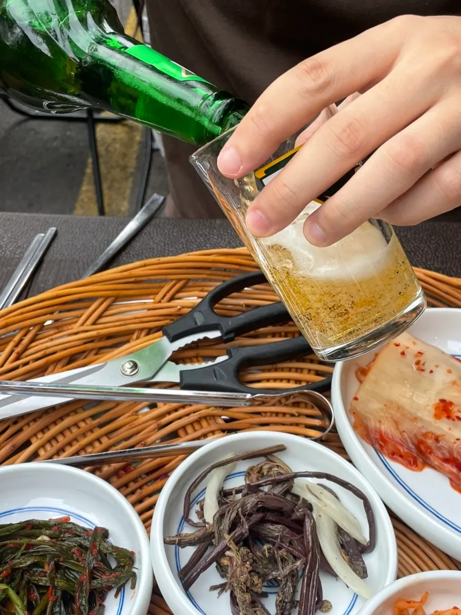 불판에 올린 냉동삼겹살
