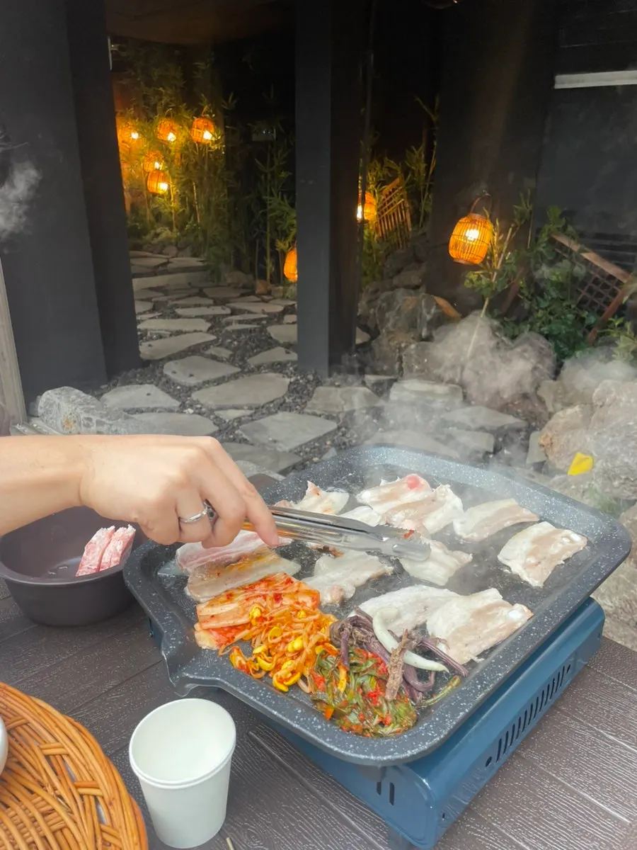 야장에서 구워 먹는 삼겹살과 밑반찬