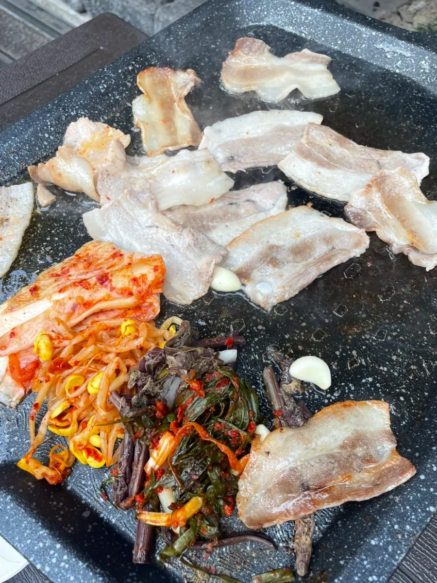 불판 위 고사리와 콩나물무침