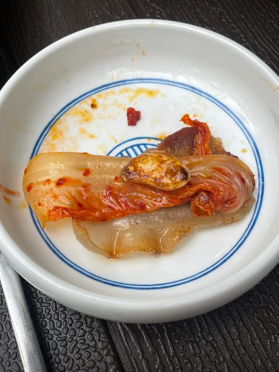 익어가는 냉동삼겹살과 김치
