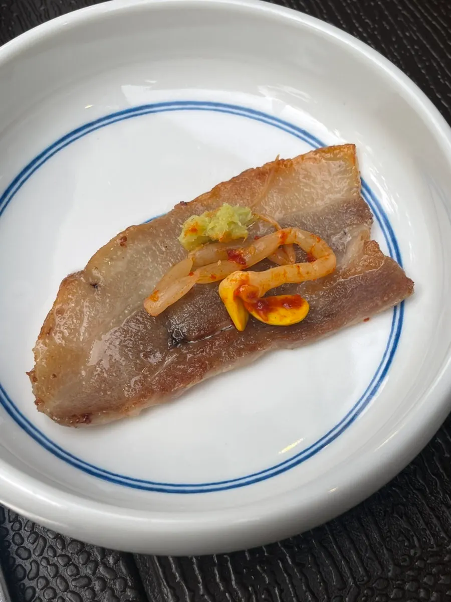 야장 테이블의 삼겹살 한 점