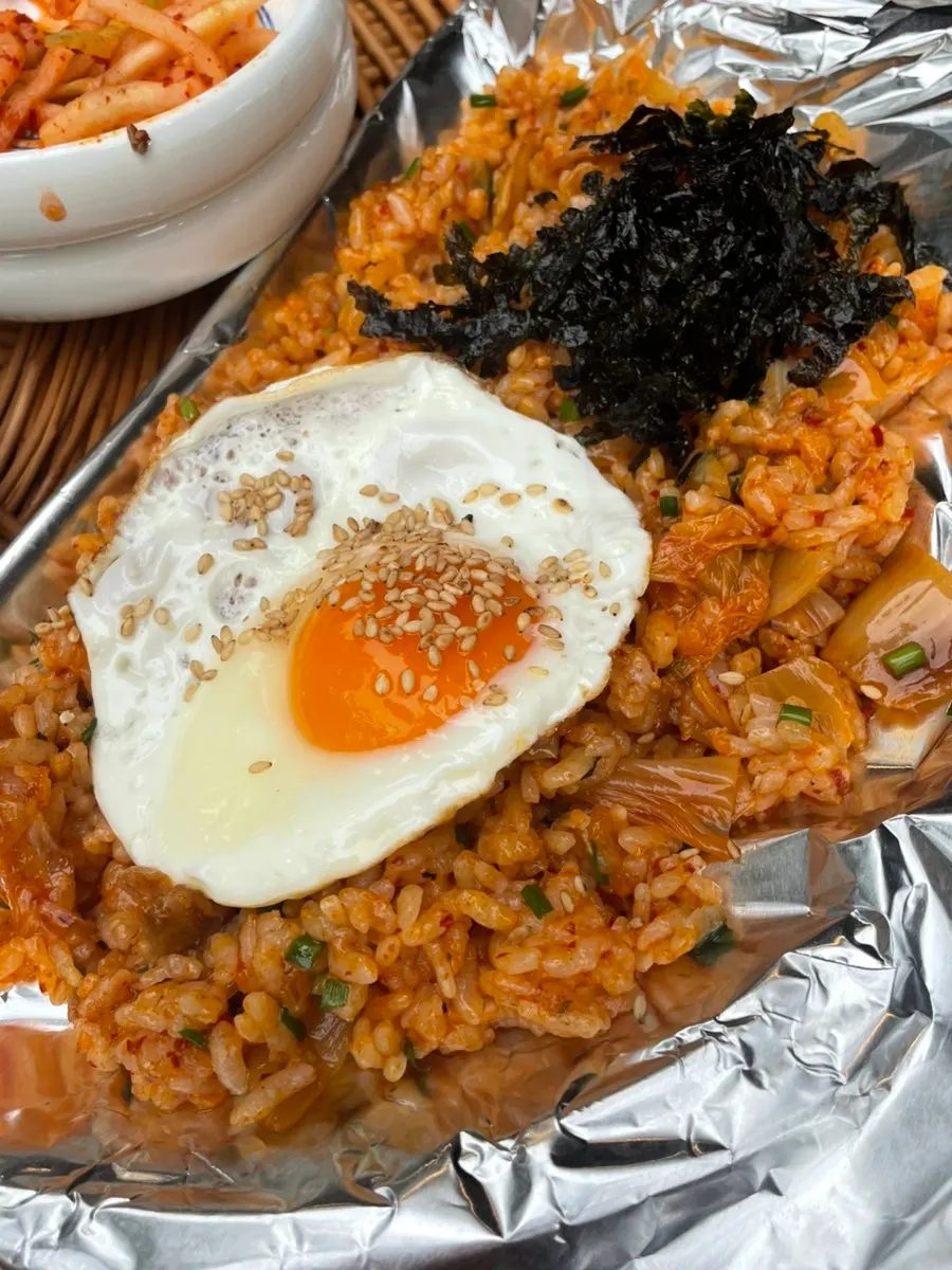 저녁 야장 분위기의 고기 불판