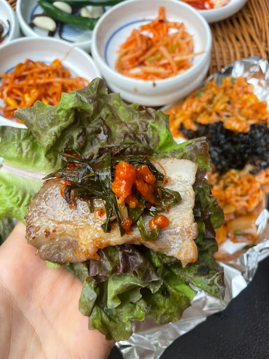 김치볶음밥과 차돌된장찌개 상차림