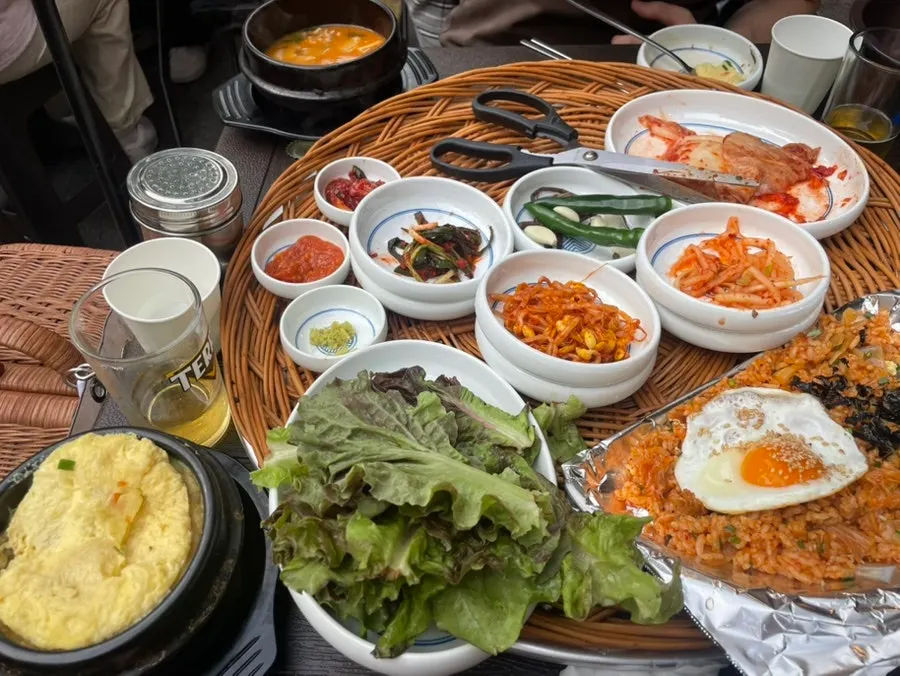 가로로 담은 야장 테이블 전체 상차림