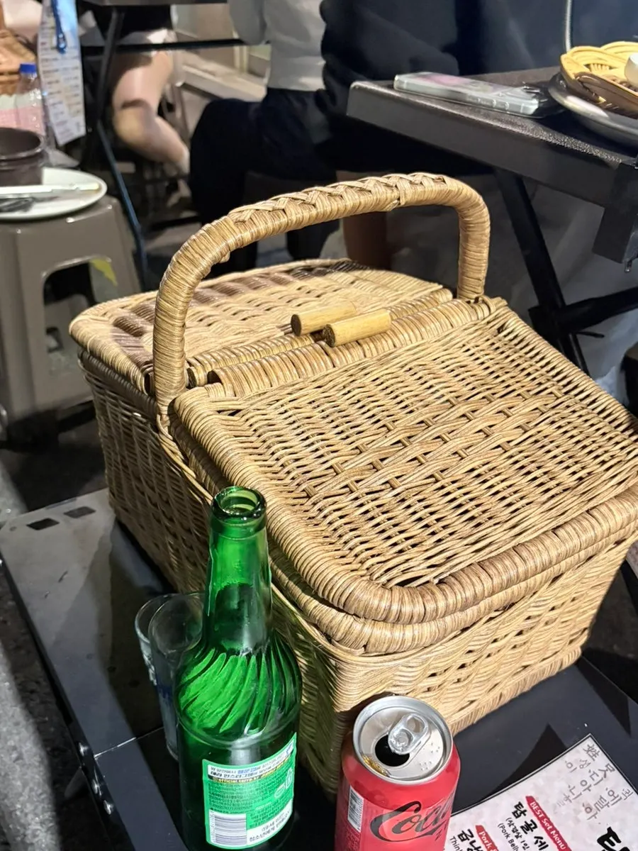 불판에 올린 얇은 급냉 삼겹살