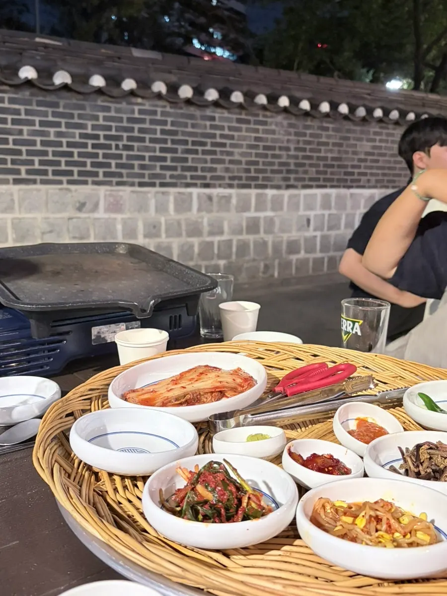 테이블 옆 수저와 잔 준비 바구니