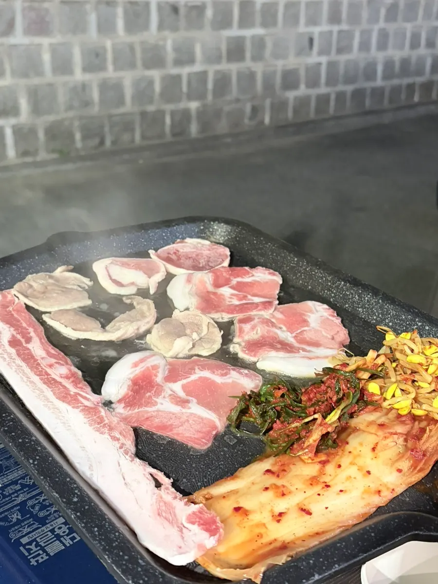 금방 익은 얇은 냉삼 고기