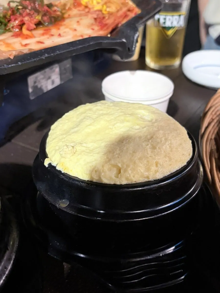 불판에 함께 구운 김치와 콩나물