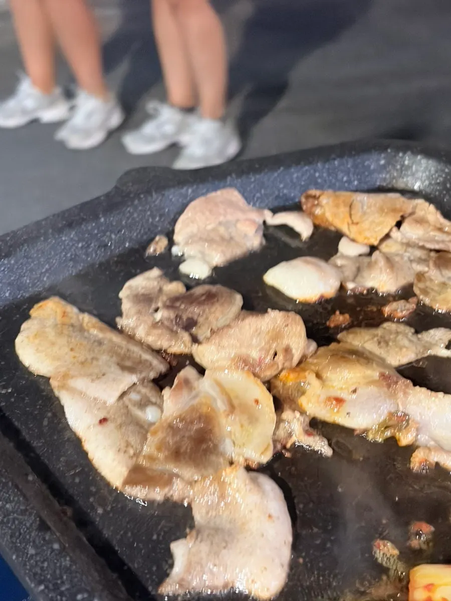 구운 김치와 냉삼 한 점