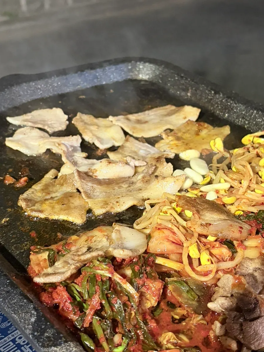 다 익은 고기와 밑반찬 조합