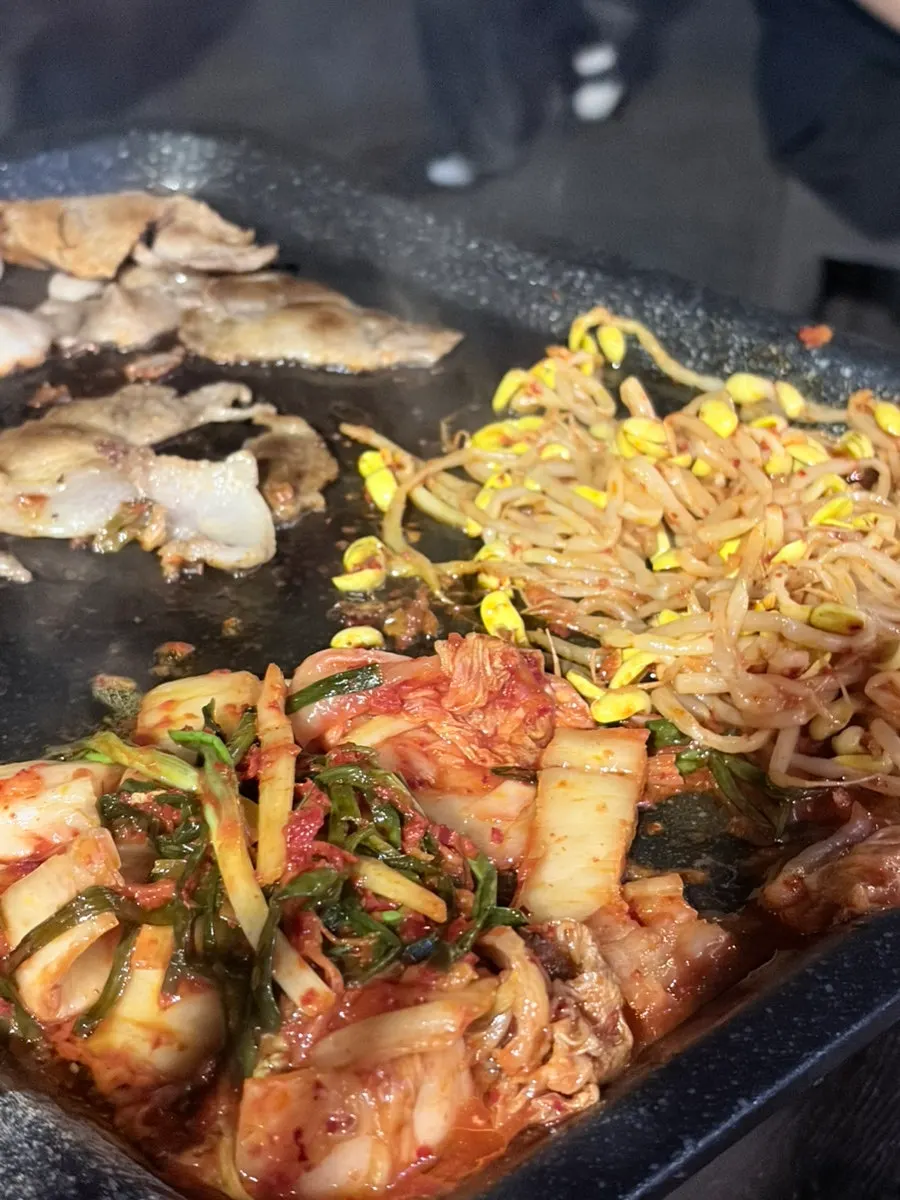 야장에서 친구들과 먹은 고기 한상