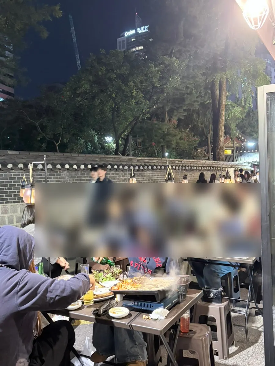 해가 지고 조명이 켜진 야장 테이블