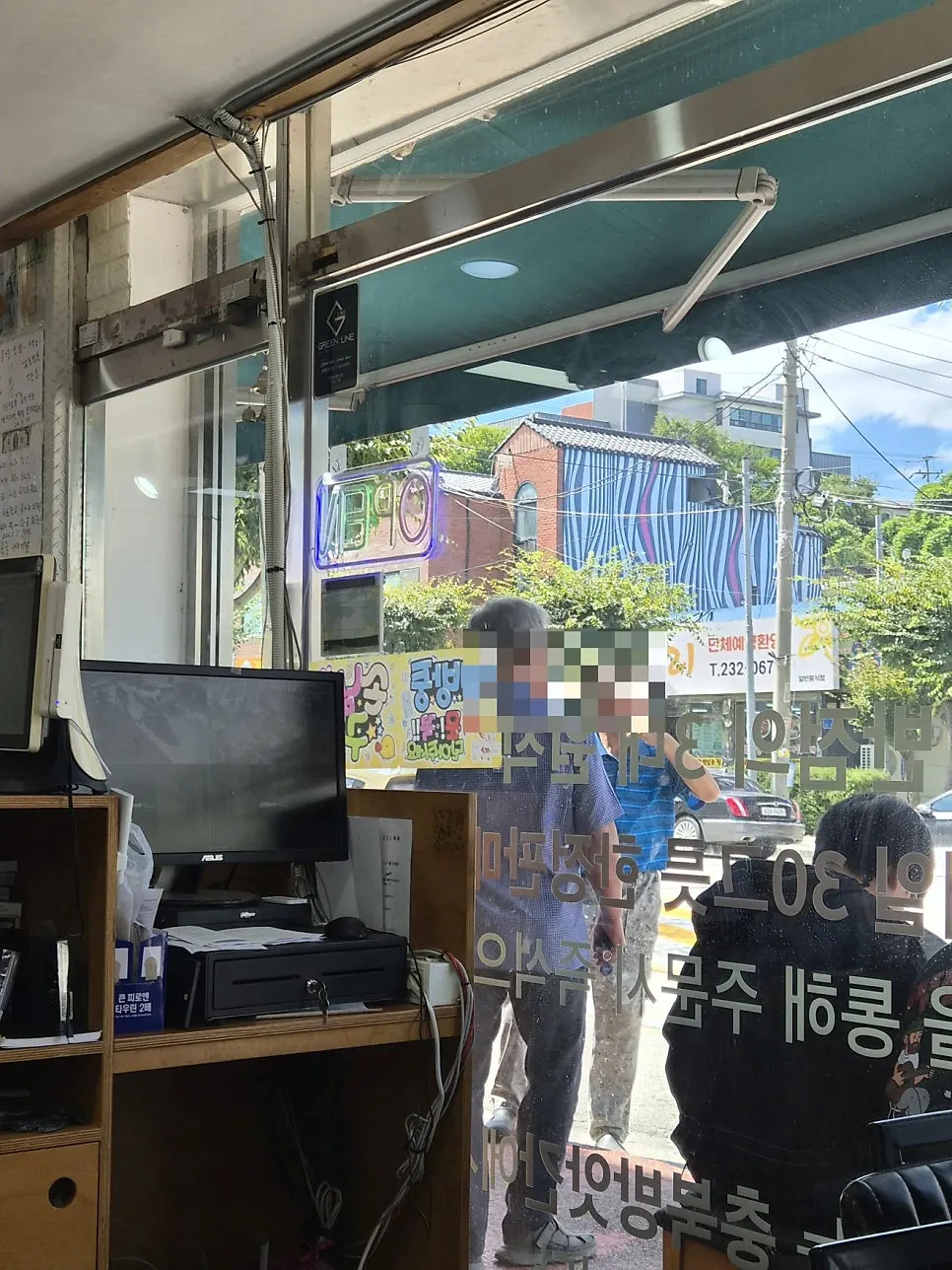 주방장 경력을 적어둔 매장 외벽 안내