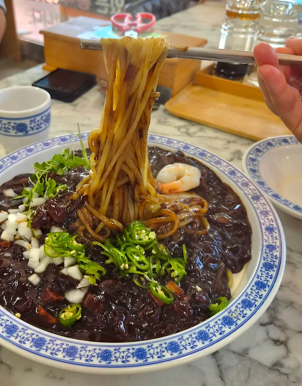 짜장 소스에 비빈 면