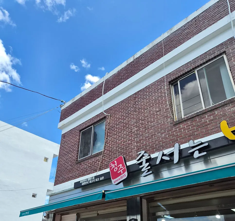 식사를 마친 테이블 위 그릇들