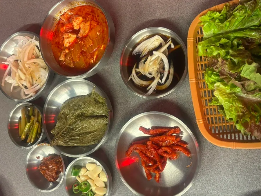 Self-bar at Juyukjeom with wrap greens and side dishes