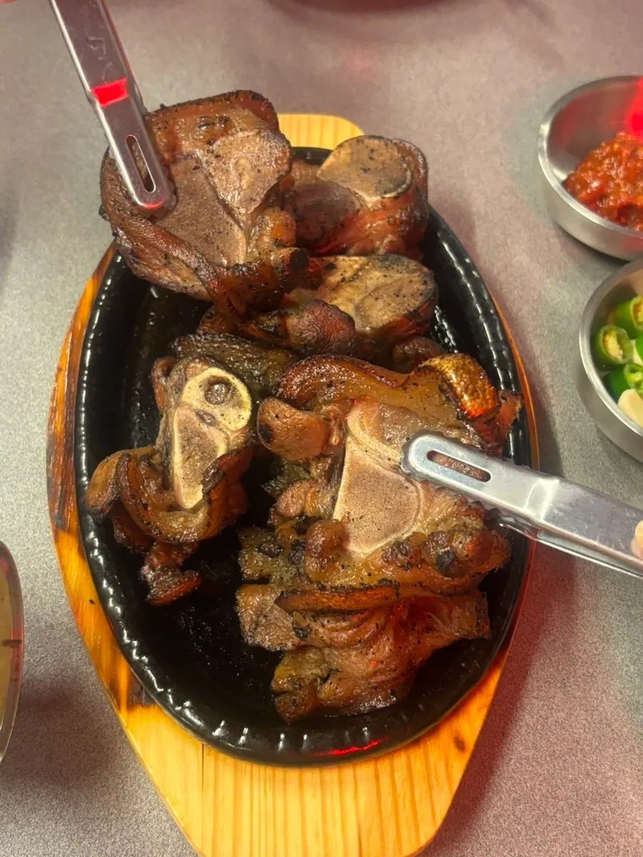 One plate of soy sauce-marinated black grilled trotter