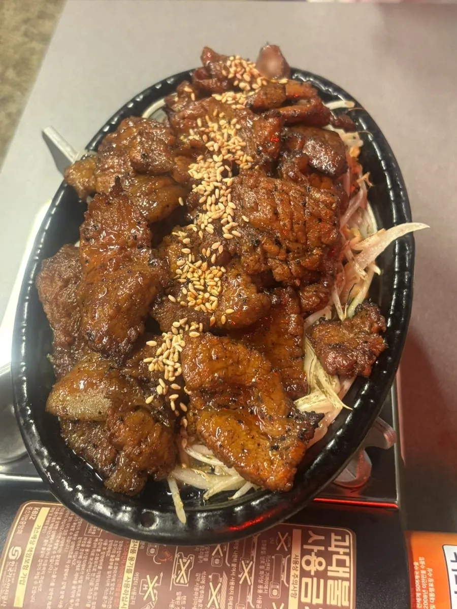 Cutting the grilled trotter with scissors
