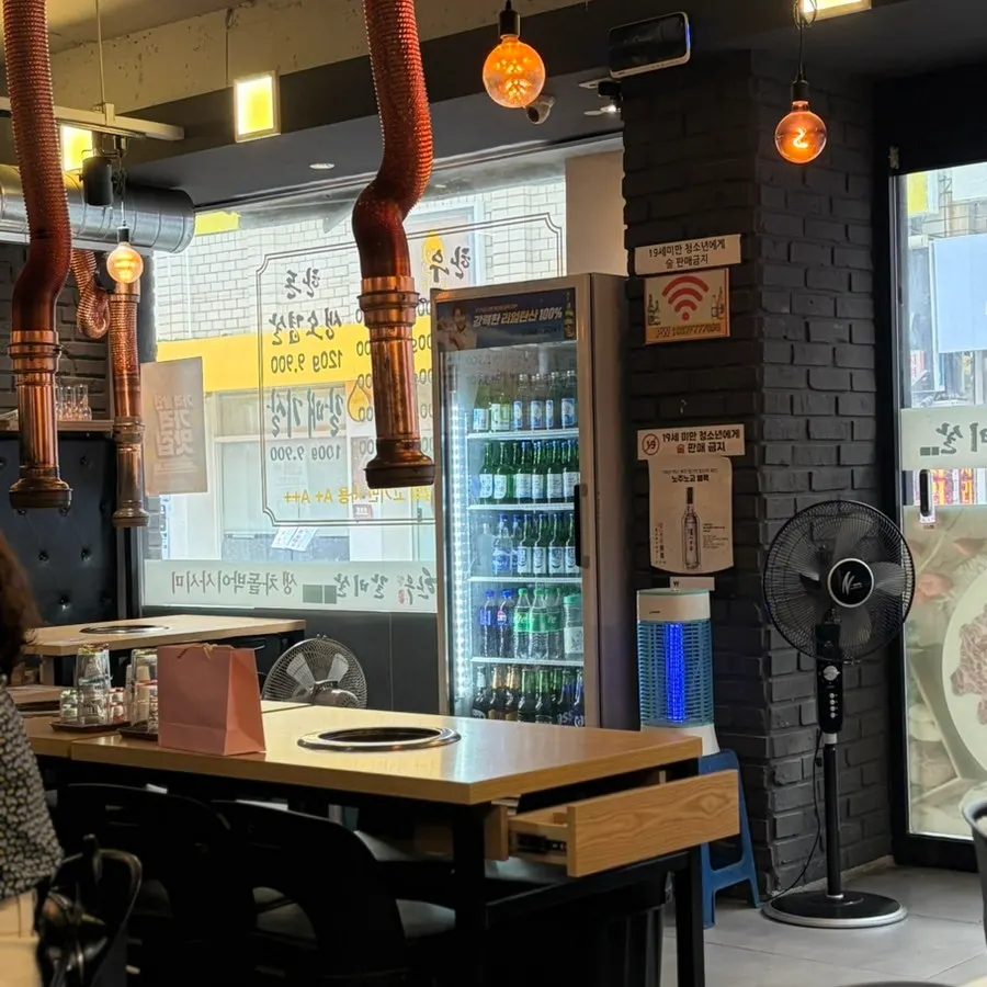 조선한우 매장 내부 테이블