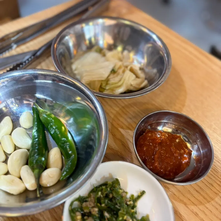 양파절임과 총각김치 밑반찬