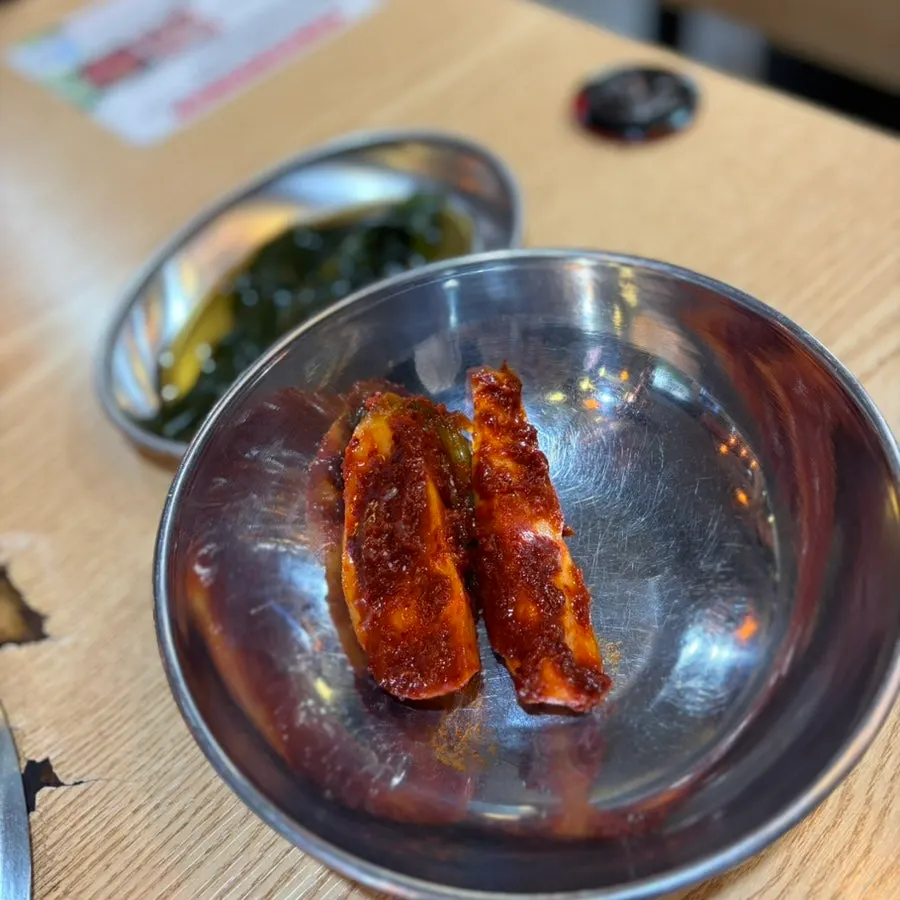 무절임과 마늘쫑 반찬 접시