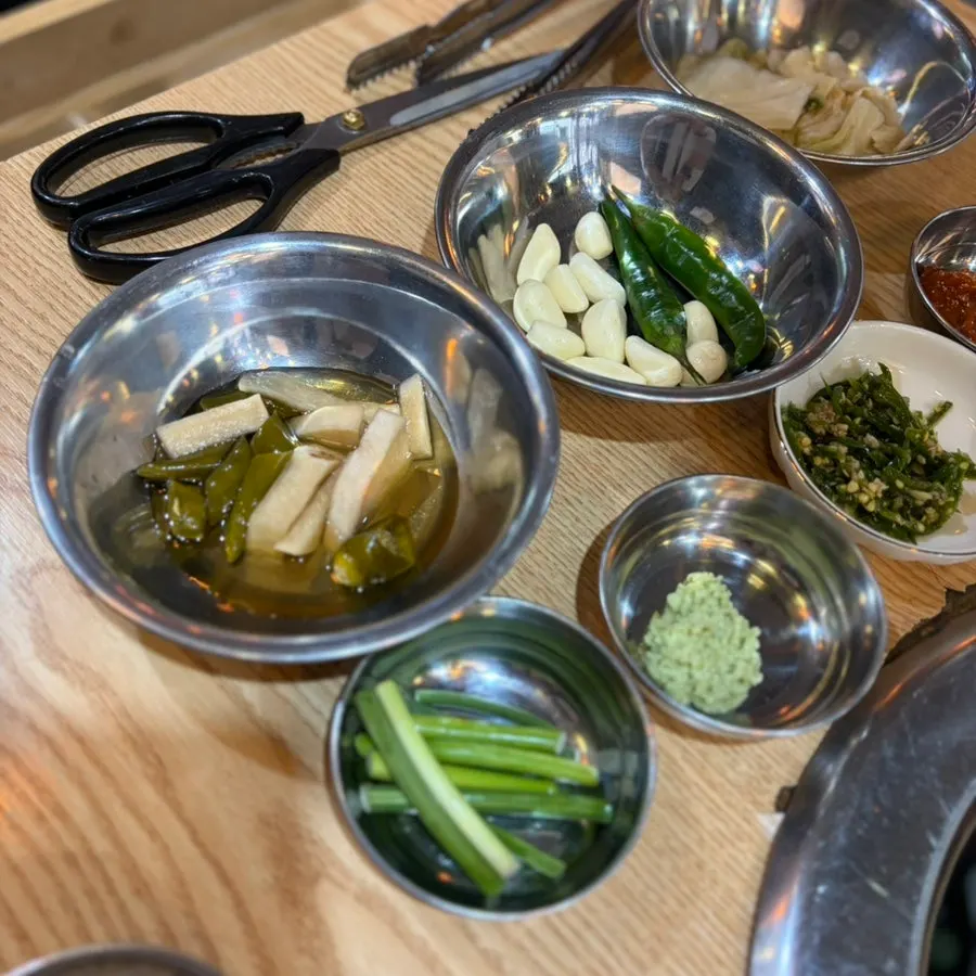 백김치와 명이나물 곁들임 반찬