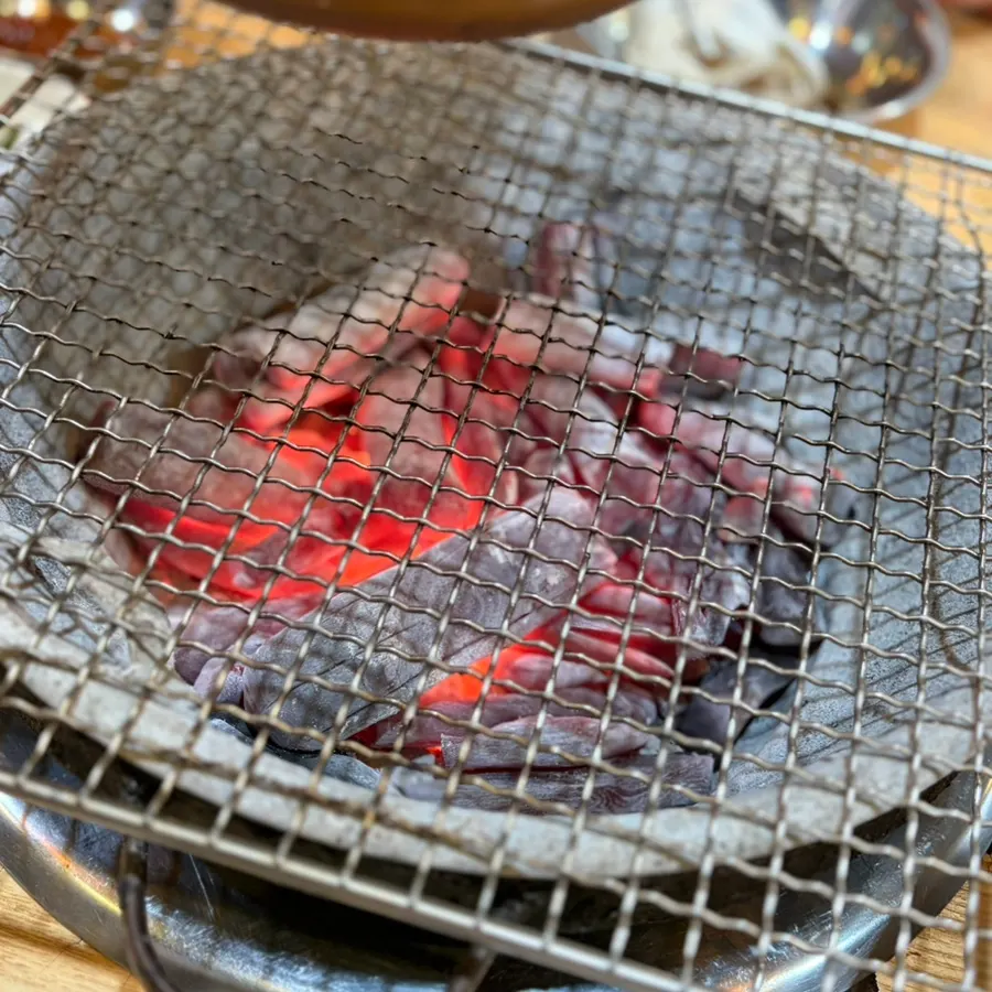 테이블에 들어온 숯불 화로