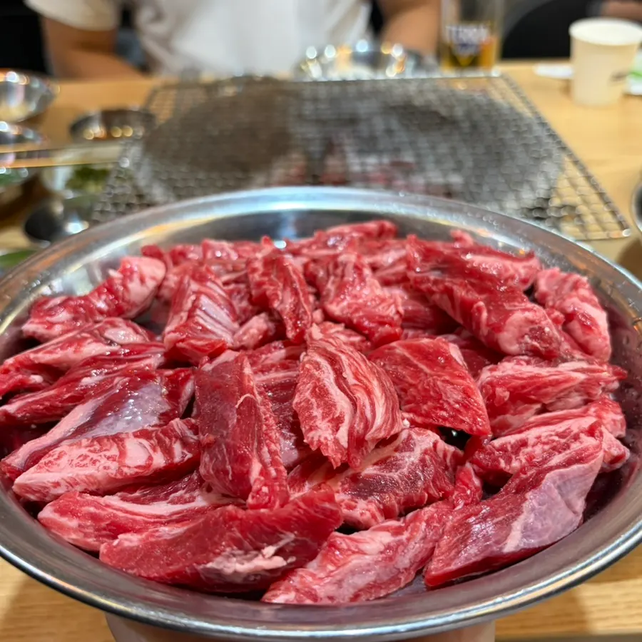 윤기와 마블링이 보이는 생갈비살
