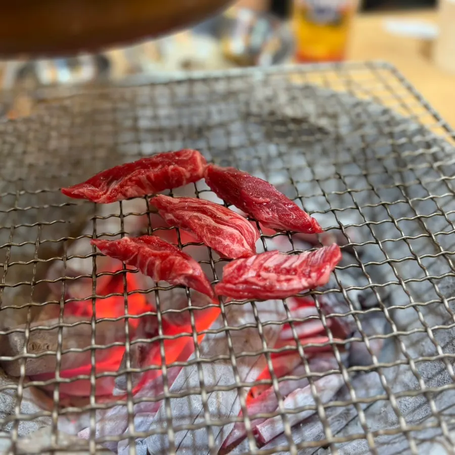 숯불에 올린 한우 생갈비살