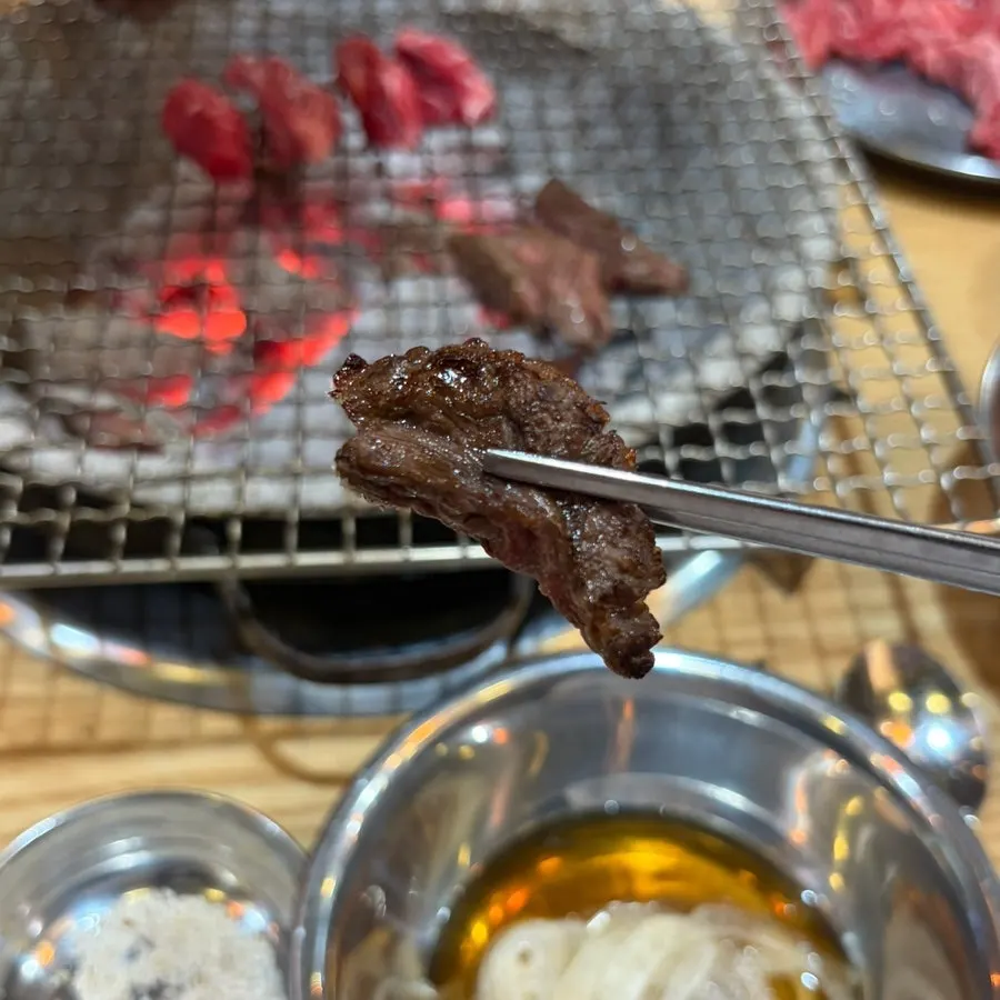 노릇하게 구워진 갈비살 한 점