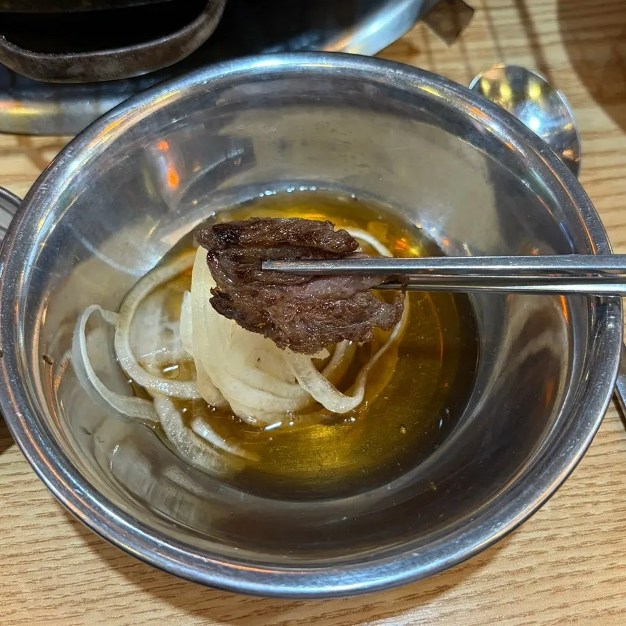 명이나물에 싸 먹는 숯불 갈비살