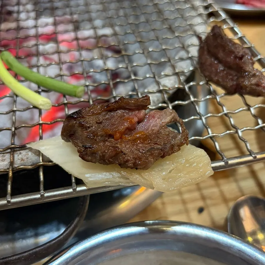 백김치를 곁들인 한우 갈비살