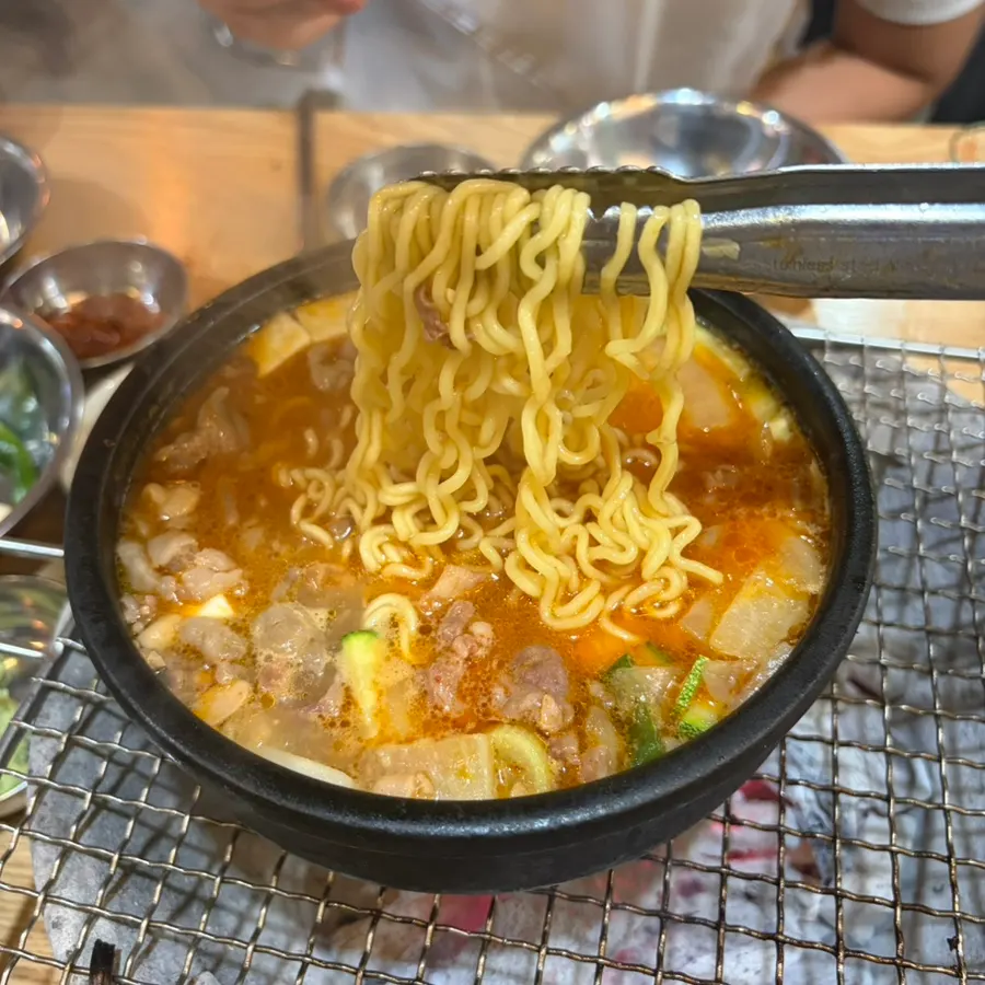 숯불 위에서 끓는 된장라면