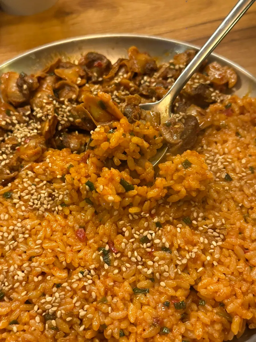 Briquette bulgogi with bean sprouts and onions