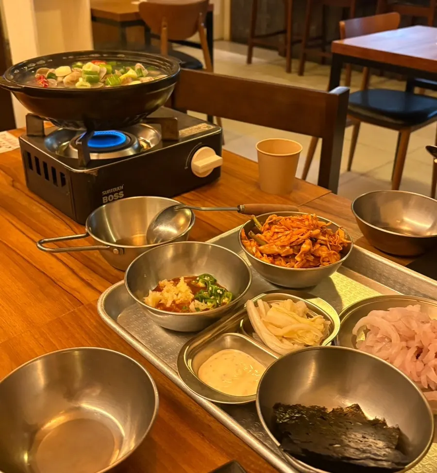 막회와 조개탕을 함께 차린 상차림