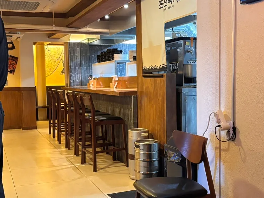 Wood-finished pojangmacha-style interior of Joseonmakhae