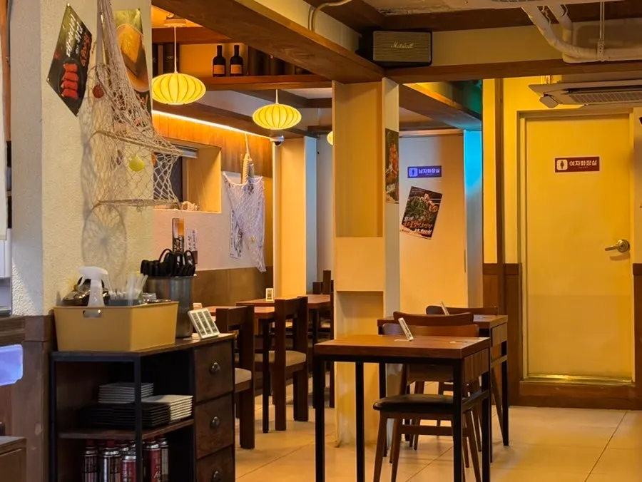 Bar-style seating in the center of Joseonmakhae