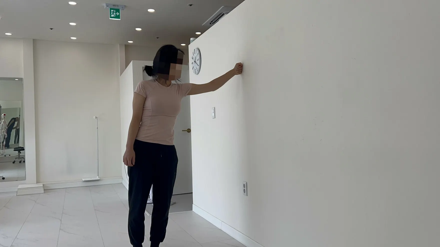 Corrective exercise focused on the shoulder blades and shoulders