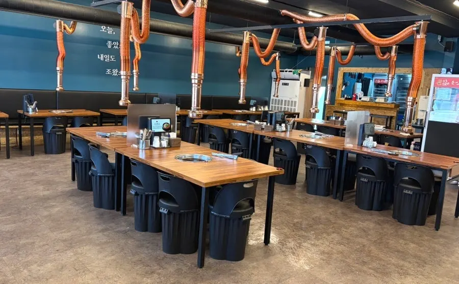 Spacious interior of Jowatso with 4-person tables