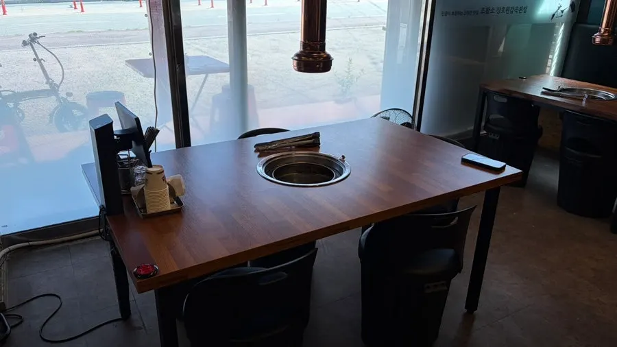 Jowatso's 4-person table set with utensils and wet wipes
