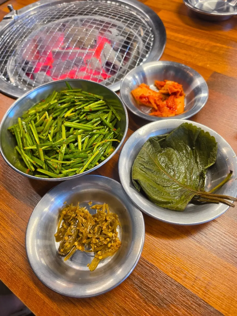 Cơm được phục vụ để cuộn ăn kiểu sushi thịt