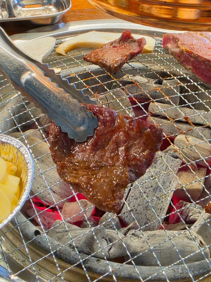 Thịt bò đặc biệt đang được nướng trên bếp than