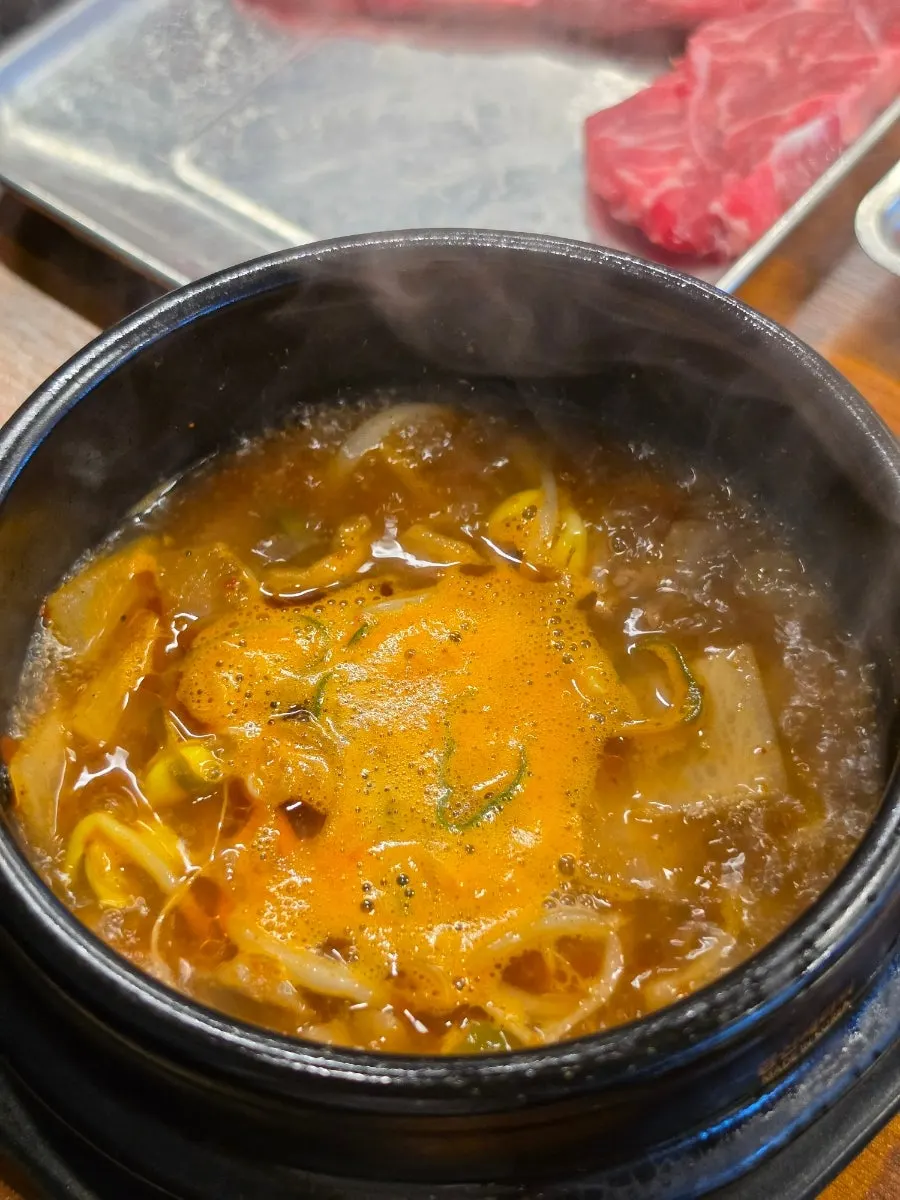 Canh giải rượu thịt bò với giá đỗ được tặng miễn phí