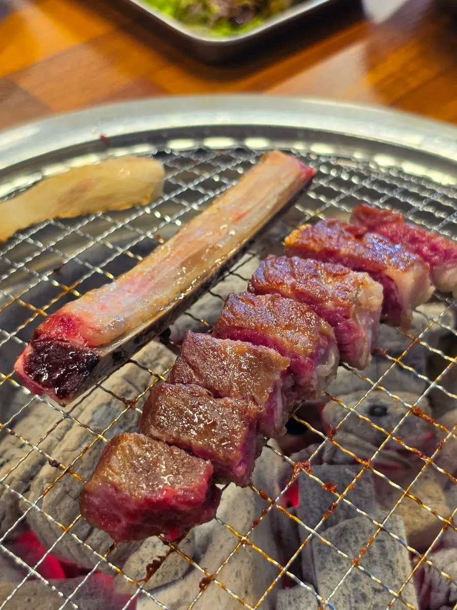 Udaegalbi đang được nướng trên bếp than