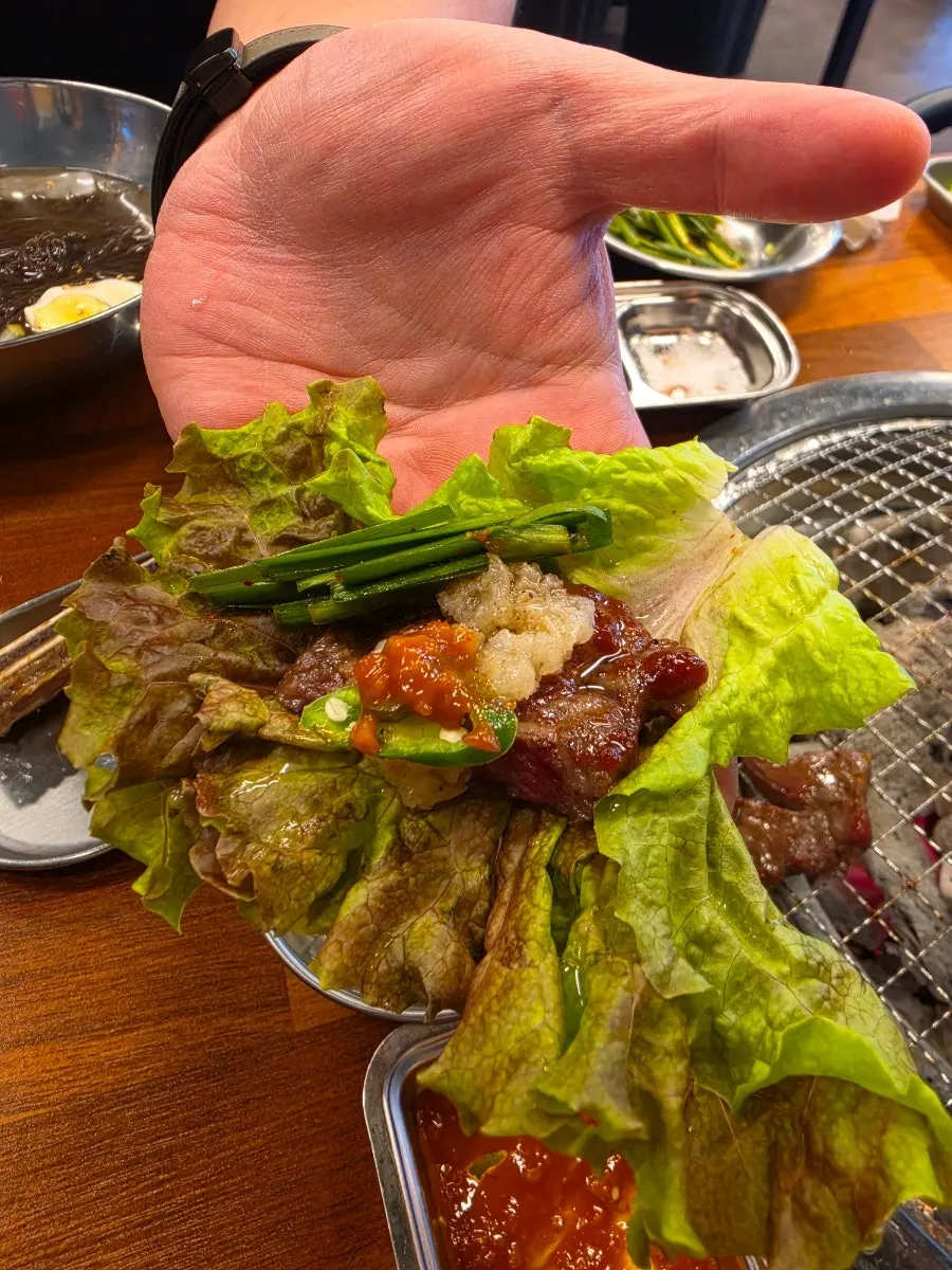 Cuốn thịt bò ướp với xà lách