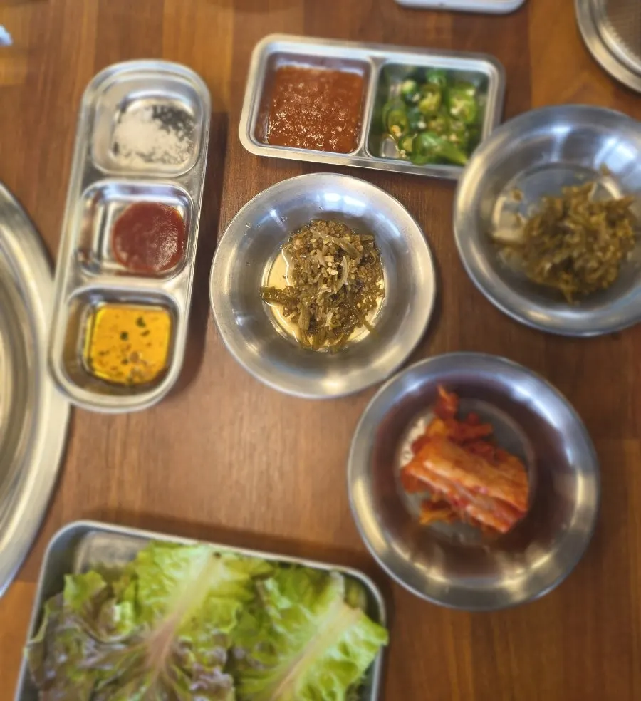조왔소 밑반찬 접시 클로즈업