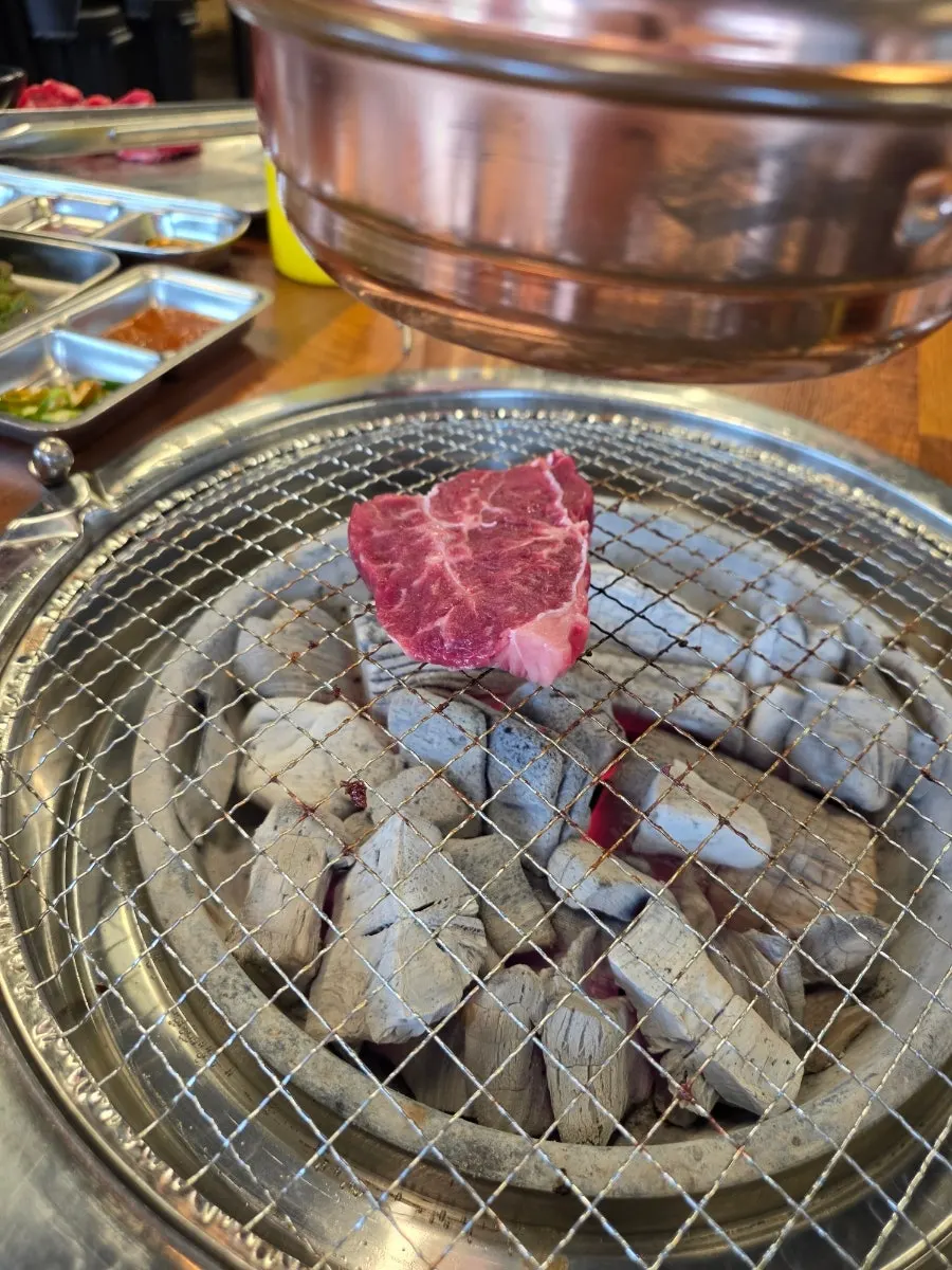 다 구워진 소고기 한 점