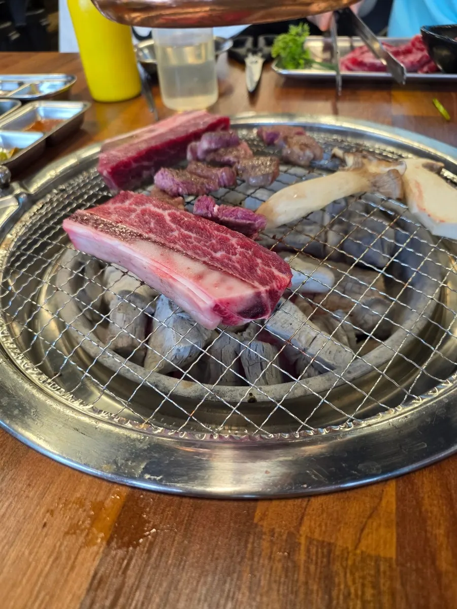 구운 고기 단면과 육즙
